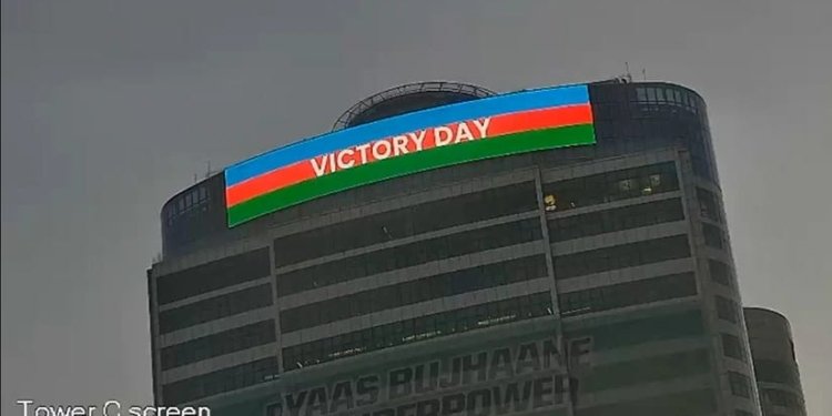 İslamabadda mərkəzi binada Zəfər Günü münasibətilə Azərbaycan bayrağı proyeksiya olunub