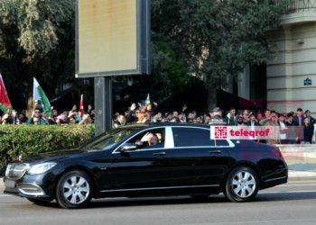 Prezident Zəfər paradına gələnləri salamlayıb