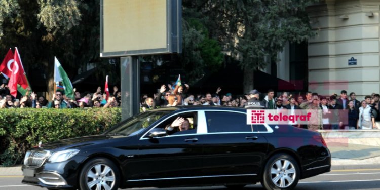 Prezident Zəfər paradına gələnləri salamlayıb
