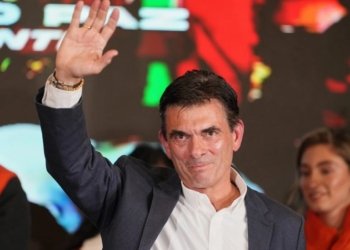 Boliviyanın yeni Prezidenti Rodriqo Pas and içib