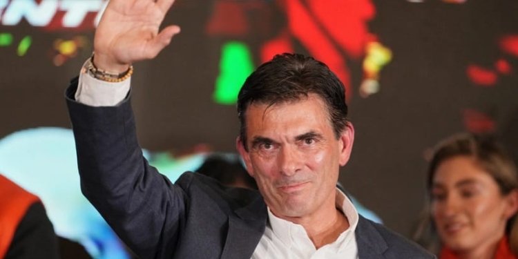 Boliviyanın yeni Prezidenti Rodriqo Pas and içib