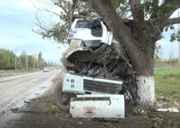 Ağdaşda yük maşını qəza törətdi