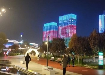 Daşkənddə Mərkəzi Asiya Sammitindən əvvəl binalarda Azərbaycan bayrağı proyeksiya olunub