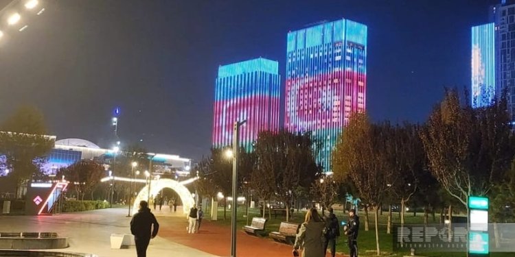 Daşkənddə Mərkəzi Asiya Sammitindən əvvəl binalarda Azərbaycan bayrağı proyeksiya olunub