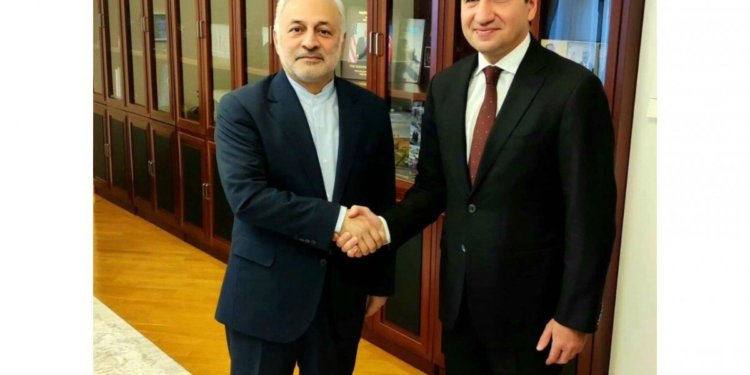Hikmət Hacıyev İran rəsmisi ilə regional məsələləri müzakirə etdi