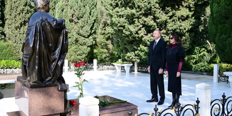 Prezident İlham Əliyev və birinci xanım Mehriban Əliyeva Ulu Öndər Heydər Əliyevin məzarını ziyarət ediblər