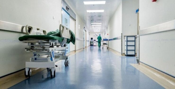 Huşsuz vəziyyətdə xəstəxanaya gətirilən gənc öldü - Gəncədə DƏHŞƏT