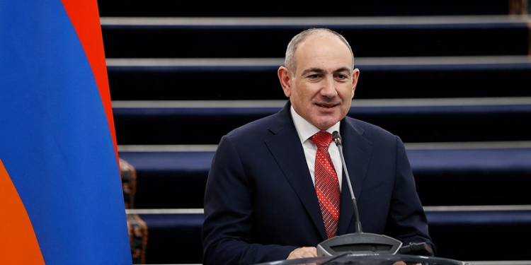 Paşinyan Bakıdakı paraddan danışdı