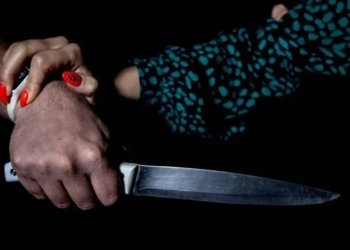 Şəmkirdə qardaş bacısını bıçaqlayıb