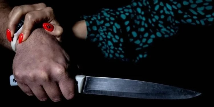 Şəmkirdə qardaş bacısını bıçaqlayıb