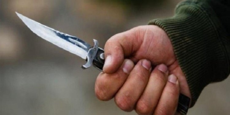 Kişi arvadını küçədə bıçaqladı