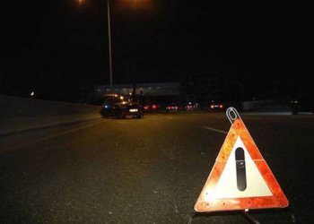 Motosiklet yol kənarında dayanmış avtomobilə çırpıldı – Yaralı var