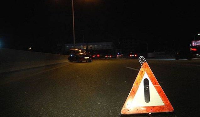 Motosiklet yol kənarında dayanmış avtomobilə çırpıldı - Yaralı var