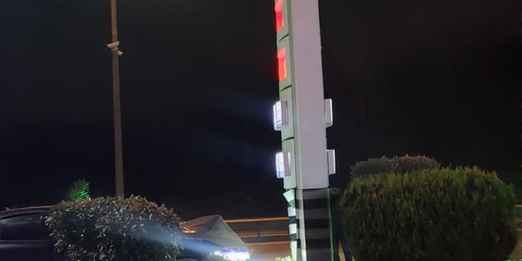 Avtomobil yanacaqdoldurma məntəqəsinə çırpıldı - Bakıda ağır qəza