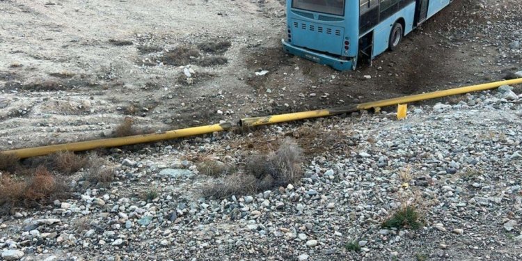 Avtobus qaz xəttinə çırpıldı, təchizat dayandırıldı