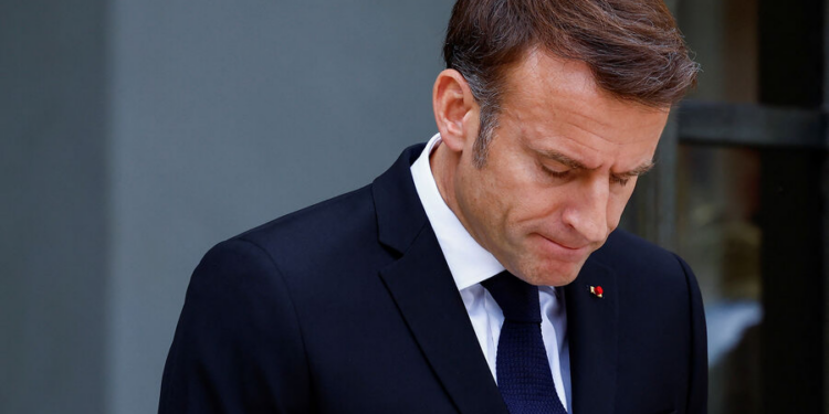 Makronun iqamətgahını qarət etdilər