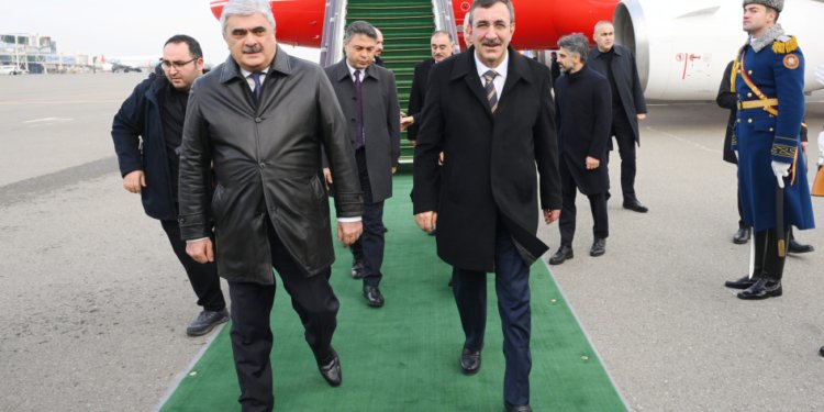 Cevdet Yılmaz Azərbaycana gəldi