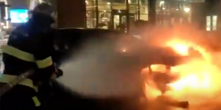 Sumqayıtda maşın yandı