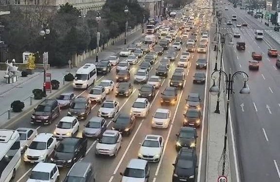 Bakının mərkəzində tıxaca görə hərəkətə keçilir