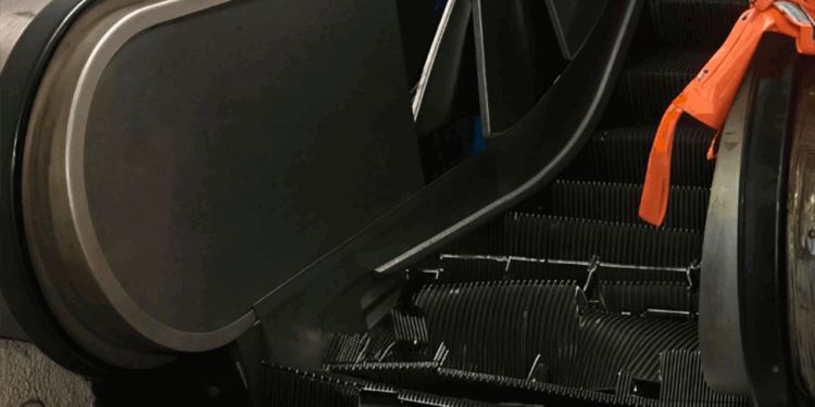 Bakıda yeraltı keçiddə eskalator qırıldı - Xəsarət alanlar var