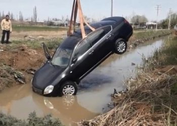 Biləsuvarda maşın kanala aşdı, 5 nəfər öldü