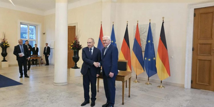 Paşinyan Almaniyada Azərbaycanla sülhdən danışdı