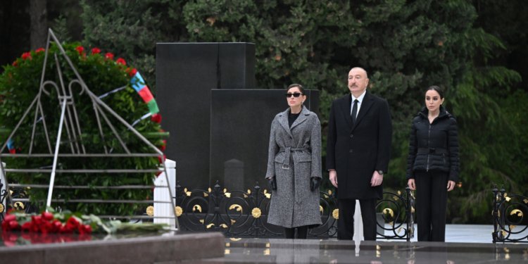  Prezident xanımı və qızı ilə Fəxri xiyabanda - Fotolar