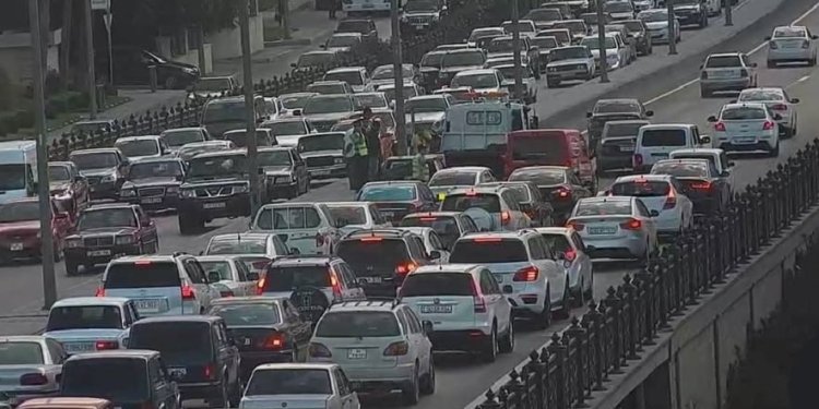 Bakının bir sıra yollarında tıxac yaranıb