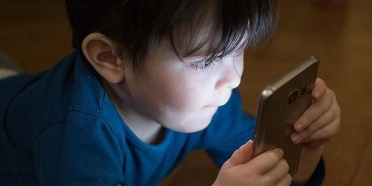 Uşaqların sosial şəbəkəyə sərbəst girişinə qadağa qoyulması ilə bağlı dinləmənin keçirilməsi təklif olunub