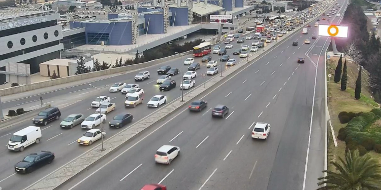 Bakının bir sıra yollarında nəqliyyatın sıxlığı müşahidə olunur