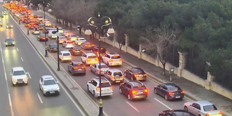 Bakıda 14 istiqamətdə tıxac müşahidə olunur