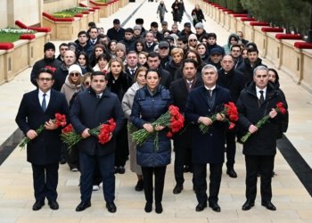 Ombudsman Səbinə Əliyeva və Aparatın kollektivi 20 Yanvar faciəsinin ildönümü ilə əlaqədar Şəhidlər xiyabanını ziyarət edib