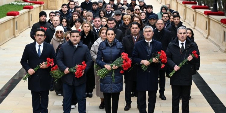 Ombudsman Səbinə Əliyeva və Aparatın kollektivi 20 Yanvar faciəsinin ildönümü ilə əlaqədar Şəhidlər xiyabanını ziyarət edib