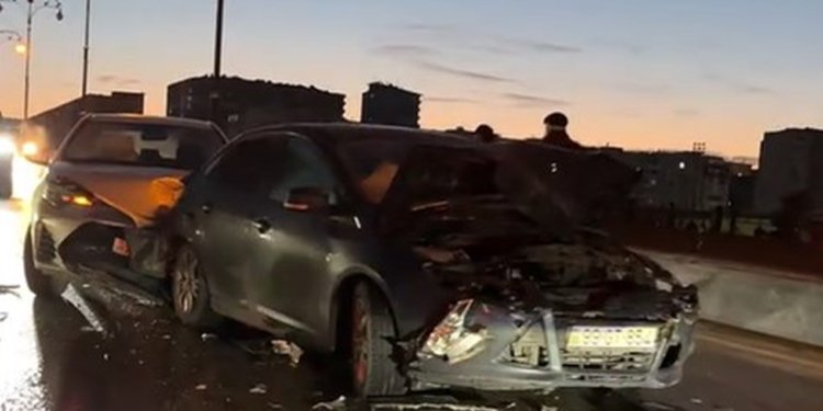 Babək prospektində körpü dondu, 4 maşın toqquşdu