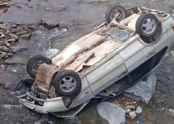 Buzlu yolda sürüşən maşın çaya aşdı