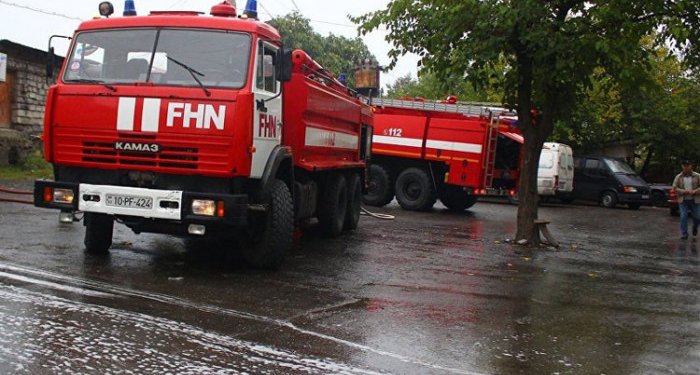 Yevlaxda birmərtəbəli evdə yanğın olub