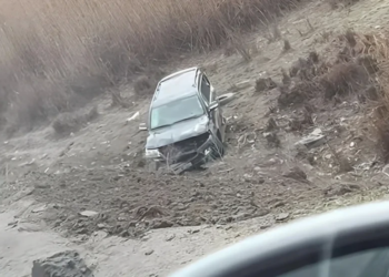 Zabratda avtomobil dərəyə aşdı