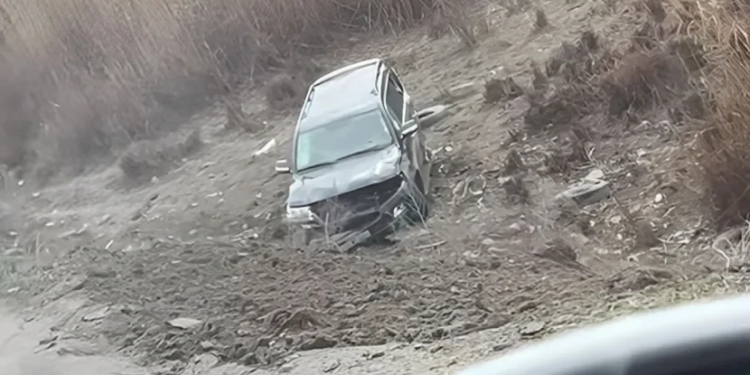 Zabratda avtomobil dərəyə aşdı