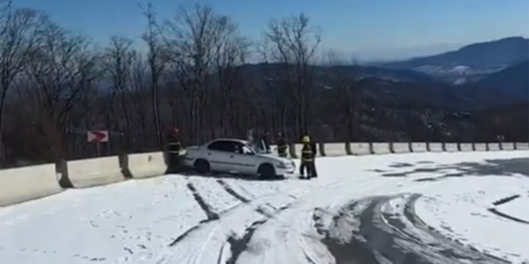Yollar buz bağladı, vətəndaşlar köməksiz qaldı