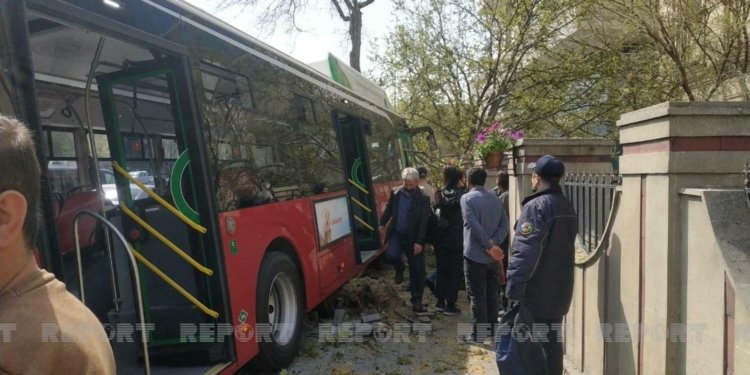 "Bakı Bus"a məxsus avtobus qəzaya uğradı