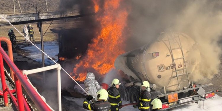 Yanacaq daşıyan avtomobildə güclü yanğın - Ölən var