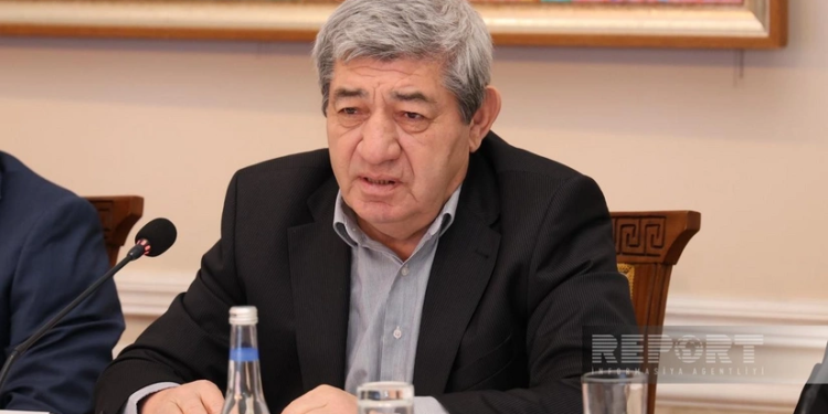 Nizami Cəfərov: Yazıçı öz kitabını küçədə satmamalıdır