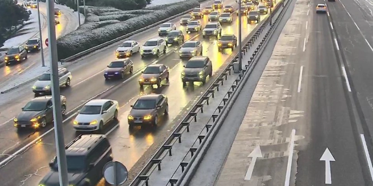 Aeroport şosesi - mərkəz istiqamətində yol buz bağlayıb, nəqliyyatın hərəkəti çətinləşib