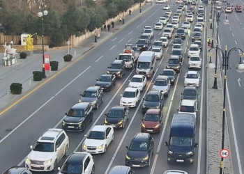 Bakının bir sıra yollarında nəqliyyatın sıxlığı müşahidə olunur