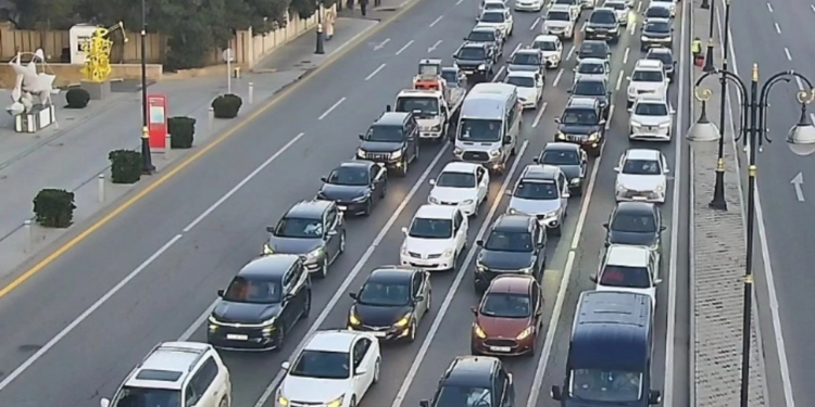 Bakının bir sıra yollarında nəqliyyatın sıxlığı müşahidə olunur