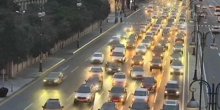 Bakının bir sıra yollarında tıxac yaranıb