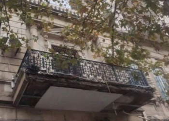 Bakıda təhlükəli anlar – Binanın eyvanı ucdu