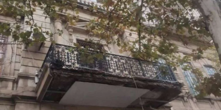 Bakıda təhlükəli anlar - Binanın eyvanı ucdu