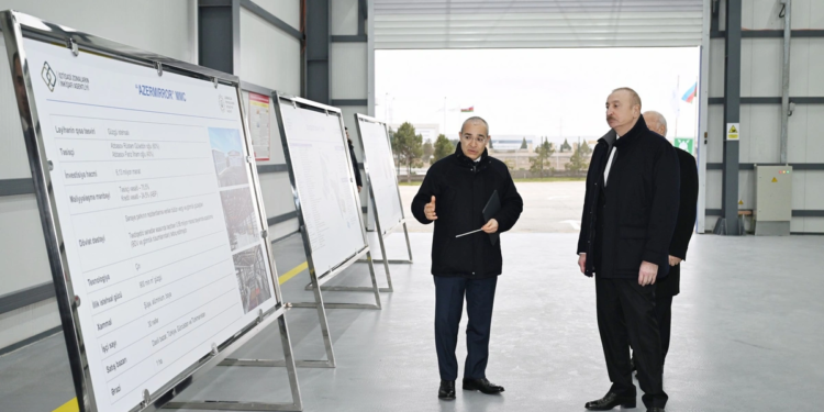 İlham Əliyev Sumqayıt Sənaye Parkında güzgü vərəqələrin istehsalı zavodunun açılışında iştirak edib