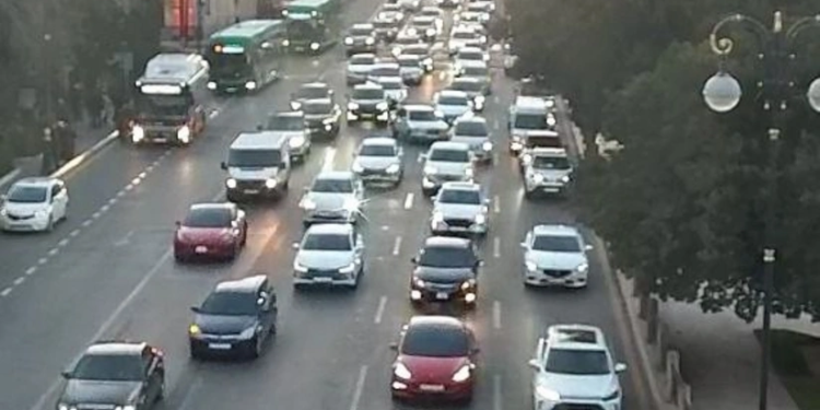 Həftənin ilk günü paytaxtın bir sıra yollarında tıxac yaranıb